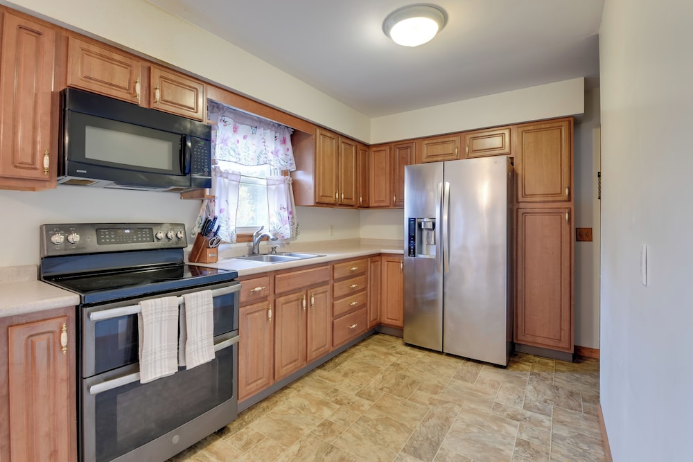 15 Mi to Cochran's Ski Area: Cozy Home w/ Yard!