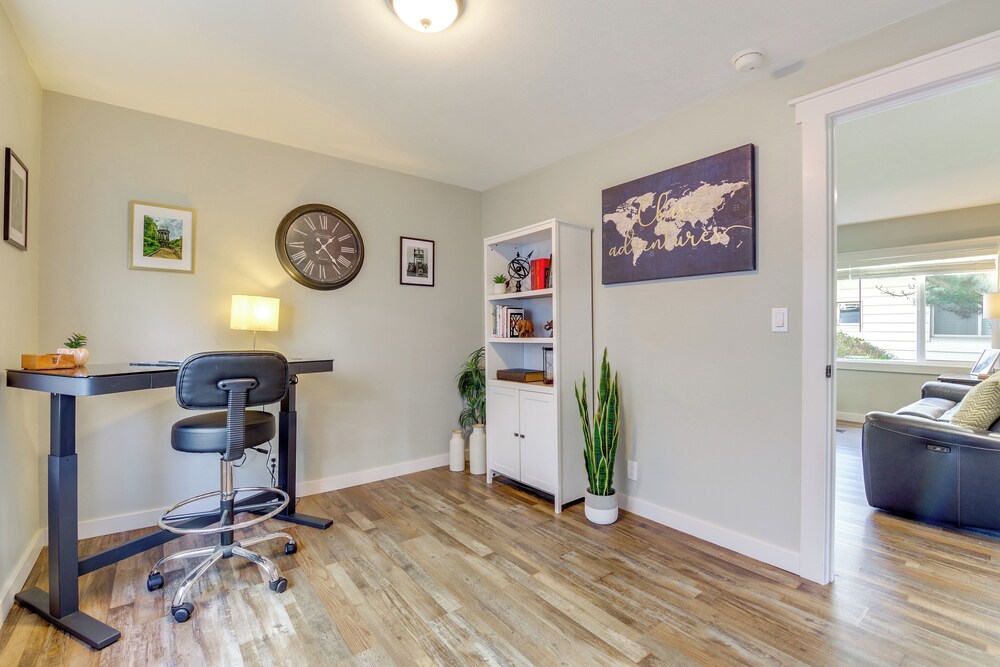 1 Mi to Historic Dtwn: Dog-friendly Everett Home!