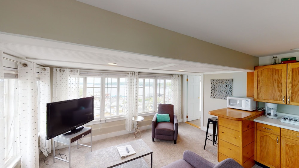 Lakeview House & Cottages