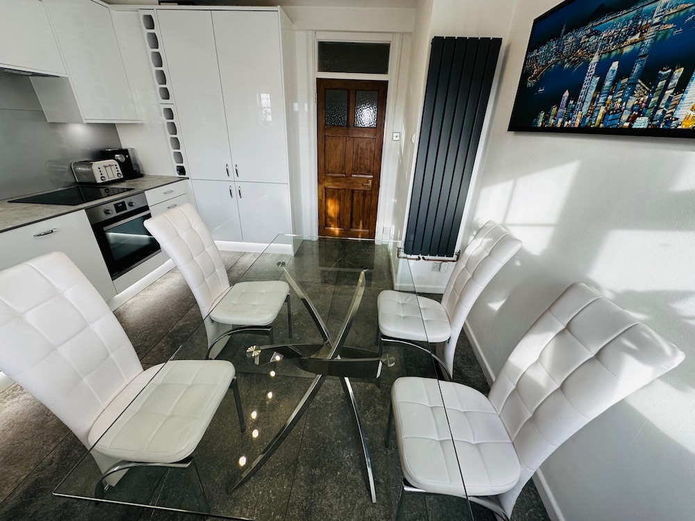 Gerrardscross - Stay4 - Parking - Petsok - Wembley