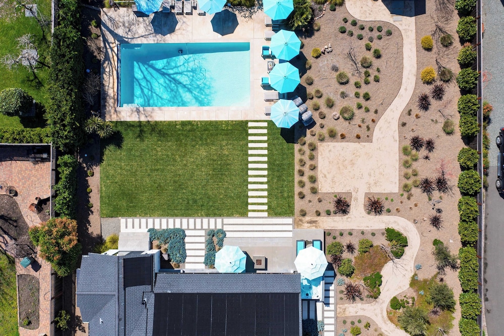 Luxe, Pool, Spa, Fire Pit, Game Room, Piano Sonoma Pool Retreat by Avantstay