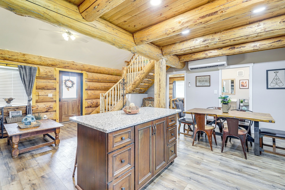 < 2 Mi to Skinwalker Ranch: 'rustic Cliff' Retreat