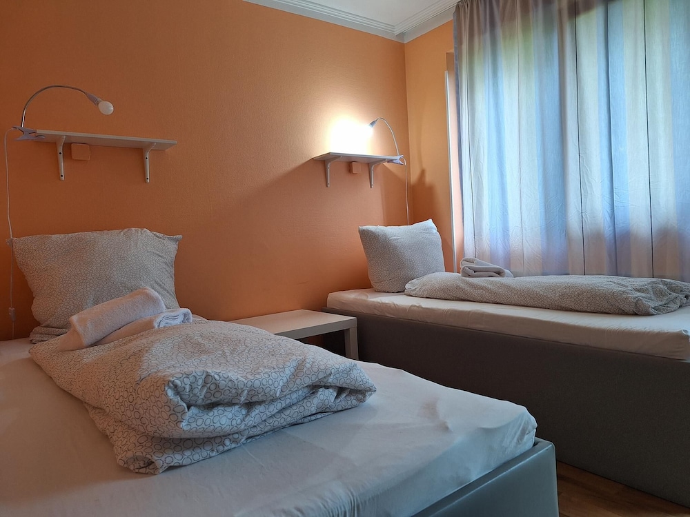 2-Rent Group Hostel Rooms AUB162