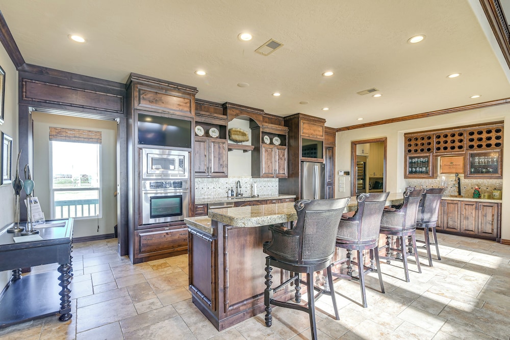 Beachfront Group Getaway on Bolivar Peninsula