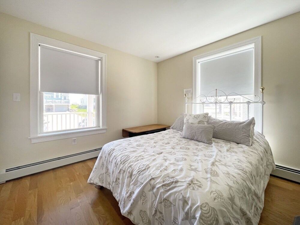 Sunnyside - Home With Ocean View 100 Yards To Moody Beach 5 Bedroom Home by RedAwning - Property Image 5