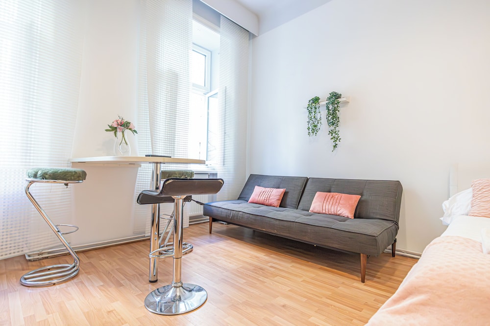 Chic 2BR City Stay Central Location
