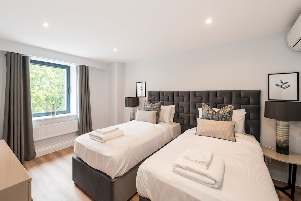 The Carlyle - Elegant Serviced Apartments