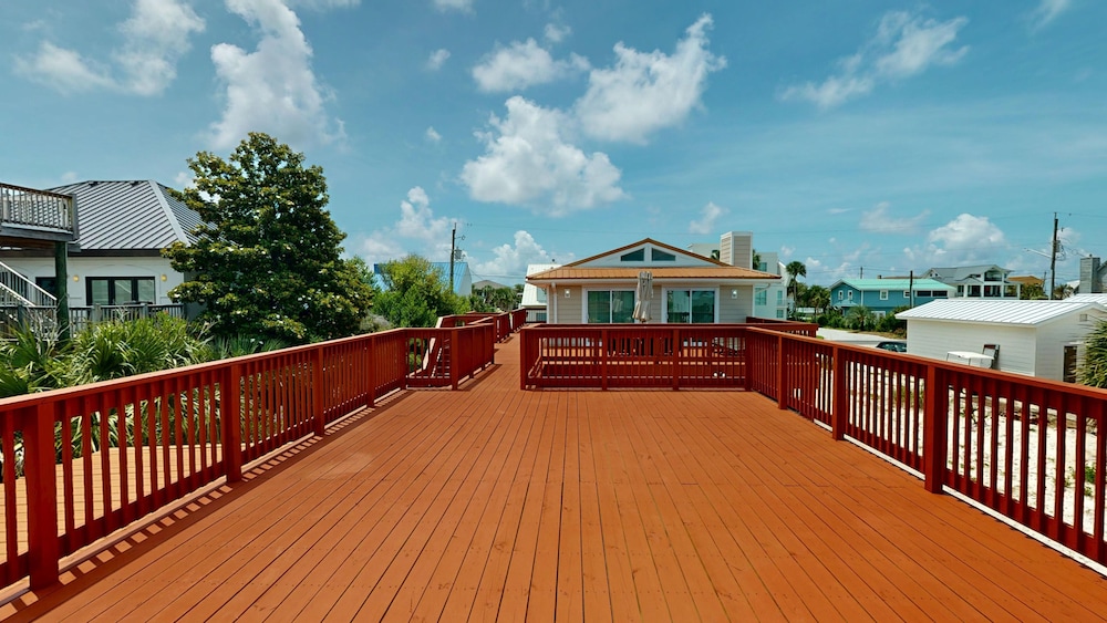 Canal Breeze Cottage 4 Bedroom Home