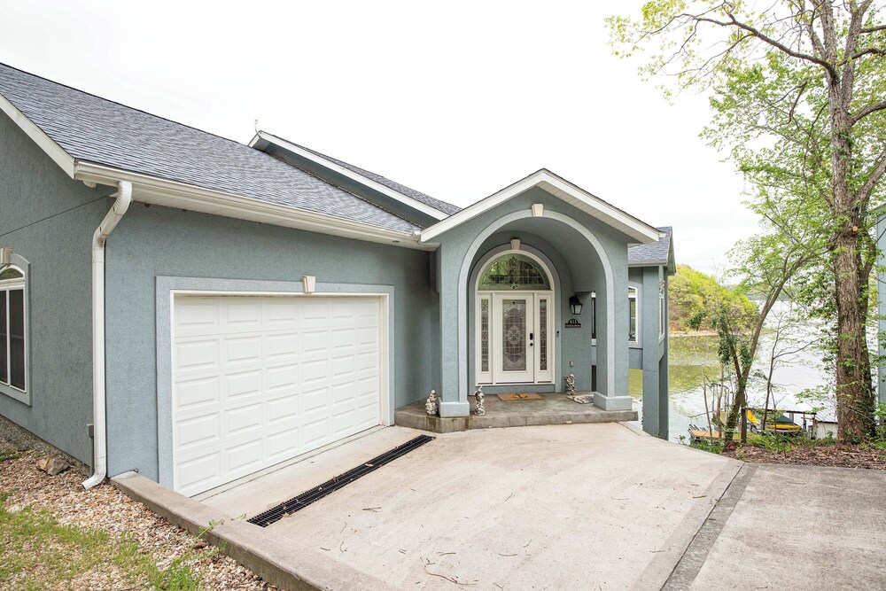 Huge! Sleeps 30-kayaks, Pedal Boat & Paddle Boards