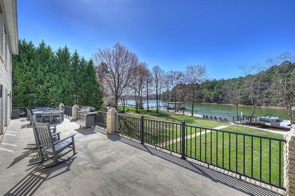 Knotty Pines by Avantstay Lake Views Renovated