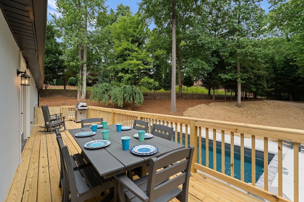 Fireside Fun by Avantstay Sleeps 18 Waterfront Pool