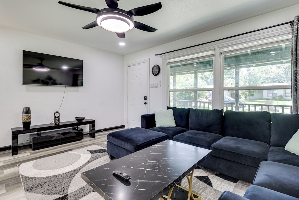 1 Mi to At&t Stadium: Family Home w/ Large Yard!