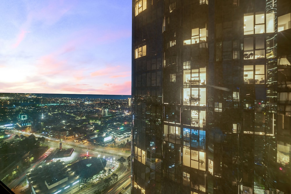 Melbourne Square Apartments