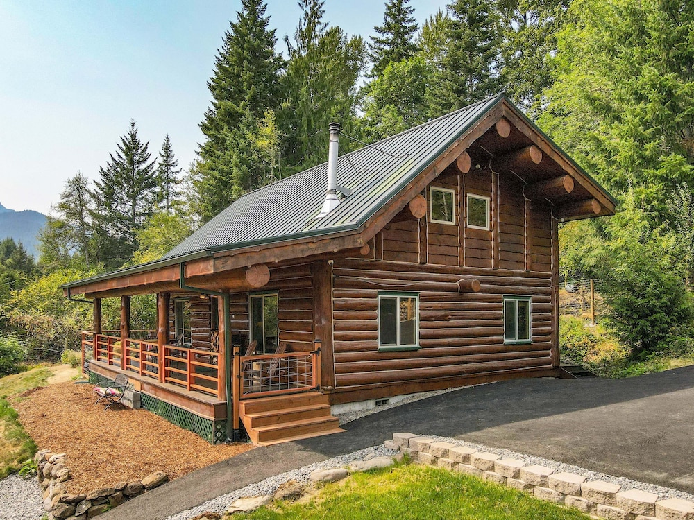 The Log Cabin 2 Bedroom Home by RedAwning view 4