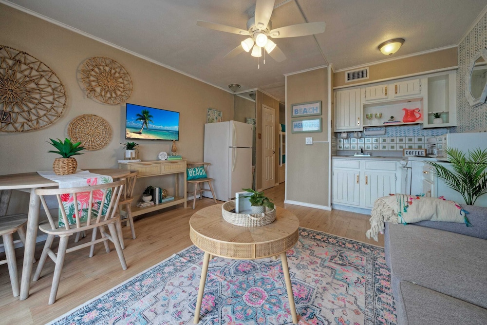 Private Balcony w/ Ocean View Pool & Hot Tub Access Ocean Echo by Avantstay