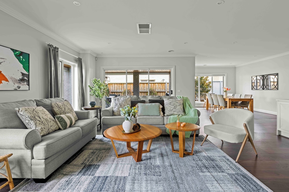 StayAU Contemporary 5BRM Families Home Point Cook