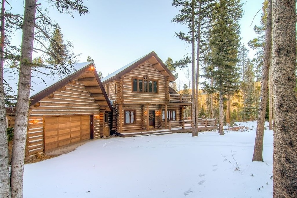 Bear Lodge 6 Bedroom Home by RedAwning