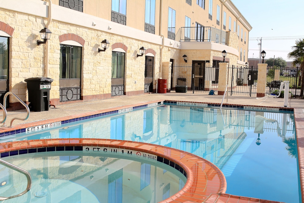 Holiday Inn Express & Suites Floresville by IHG