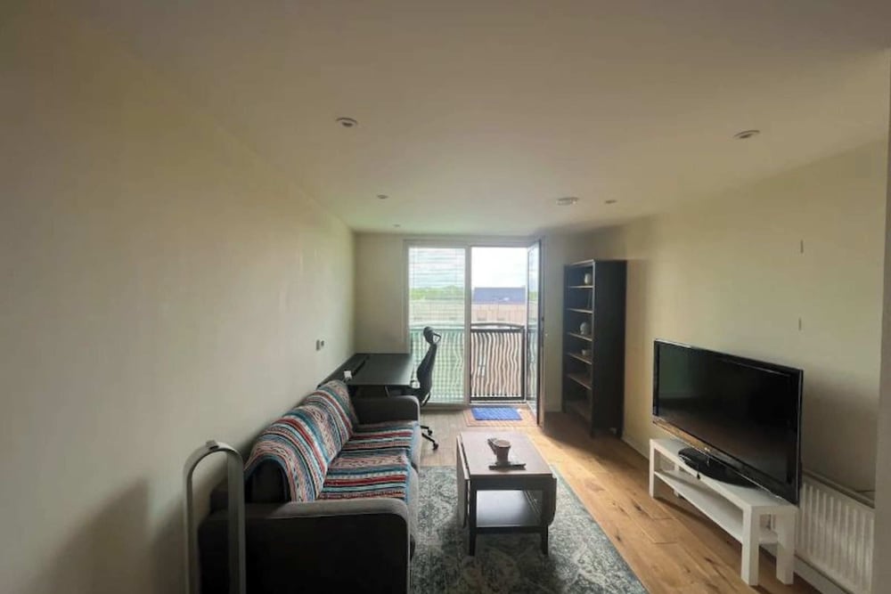 Modern 1BD Flat - 5 min Walk to Battersea Park!