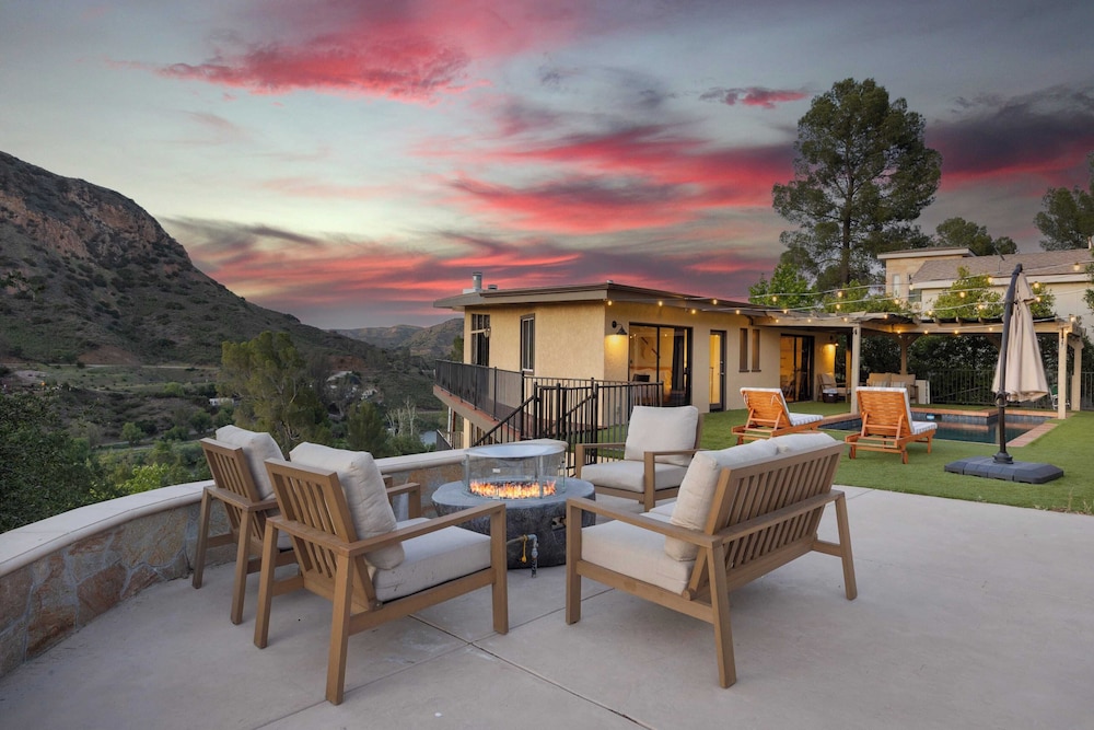 Designer Retreat w/ Pool, Firepits, Panoramic Views The Lake House at Malibu