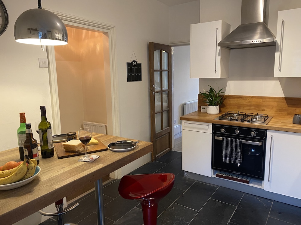 Immaculate 1-bed Apartment Near the River Thames view 4