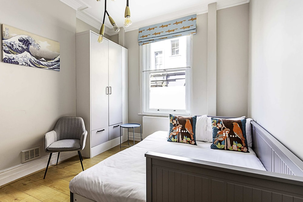 Elegance in Westminster: Victoria Vibes Apartment