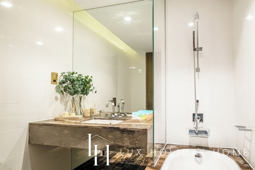 LUX Lavish Suite with Full Marina View 4