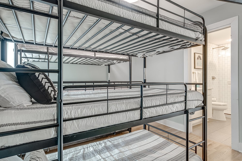 Rooftop DT City Views - Bluebird Karaoke - 14 Beds