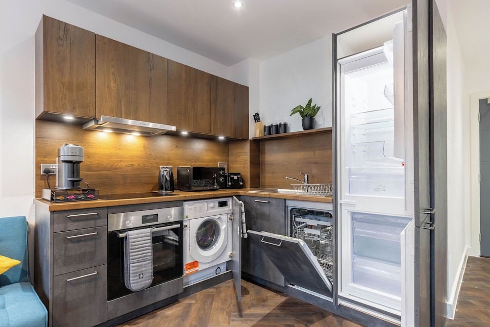 Professionals, City Centre, Parking, Superstore Nearby