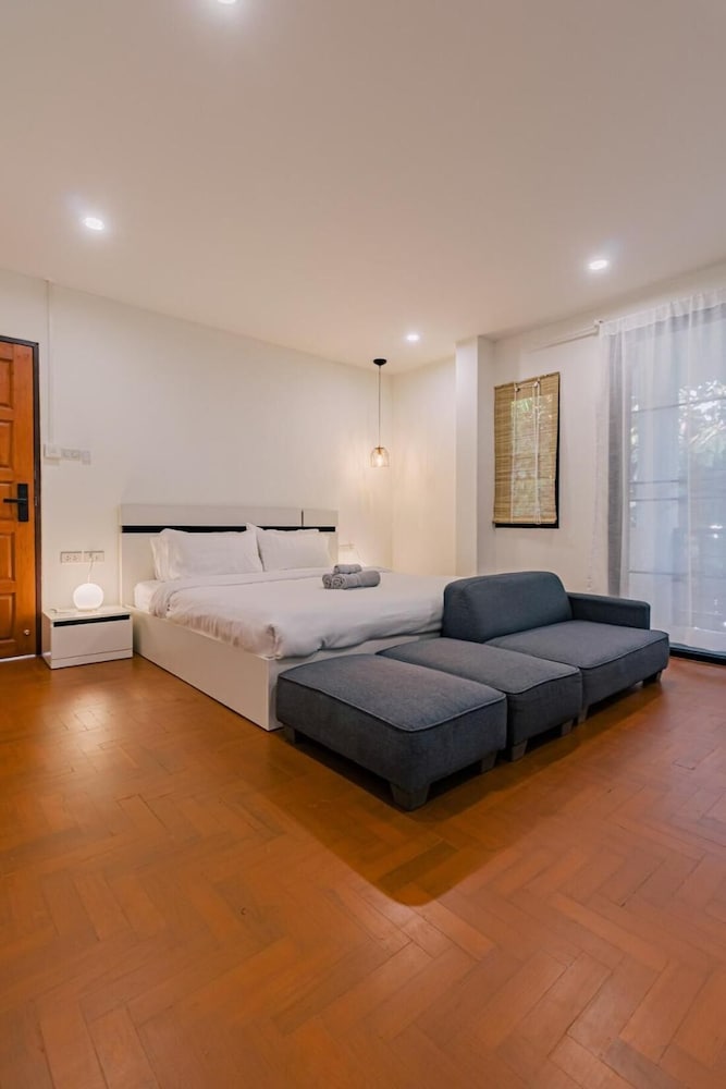 Modern Family House - 4 Bedrooms 5 Mins From Old Town With Gallery - Deja Home