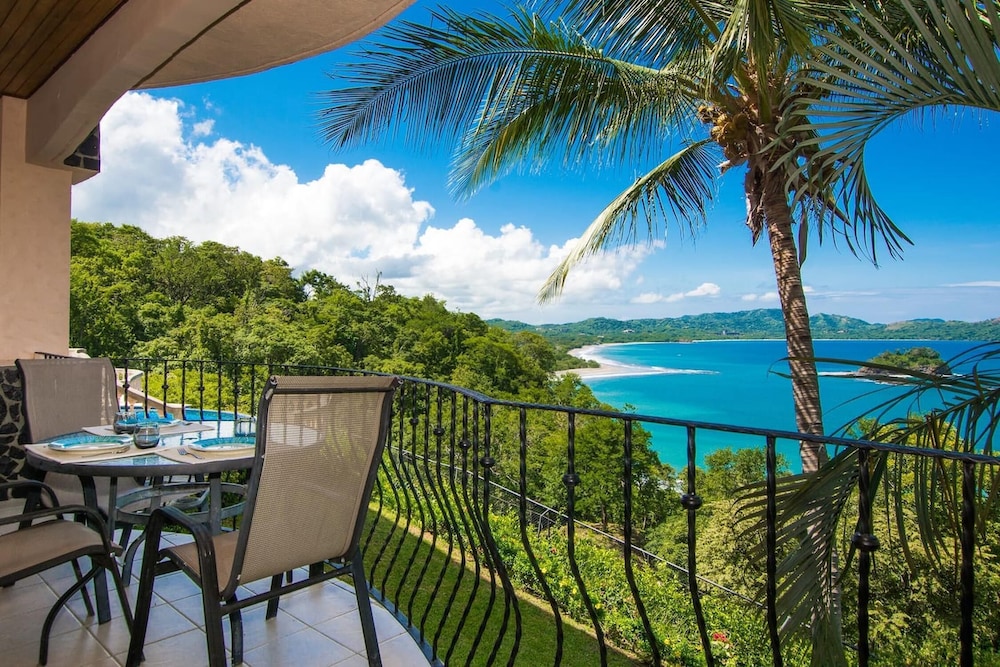 Beautiful Condo in Peaceful Cliffside Location with a Private Balcony & Stunning Ocean and Mountain Views