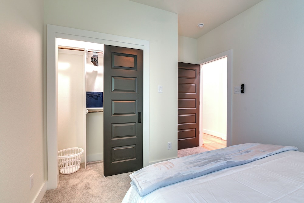 East Downtown Walkability! Modern Houston Townhome