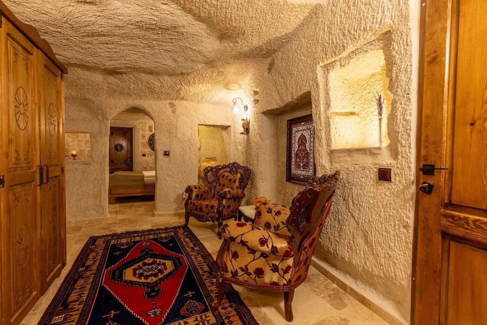 Arkelas Cave House