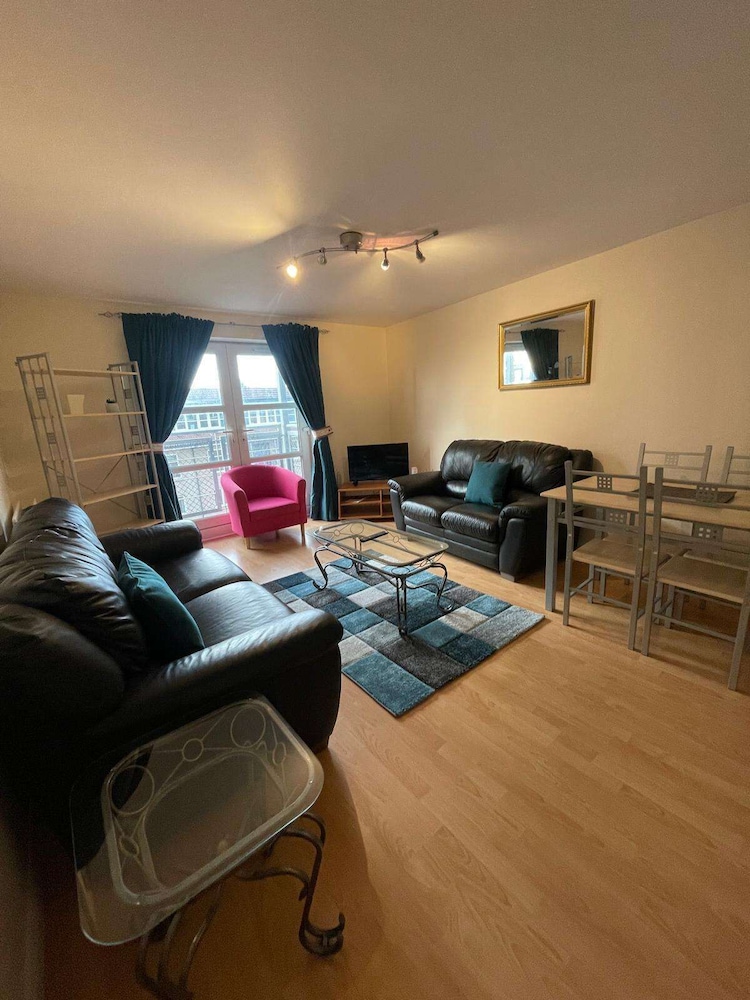 3 Bed Flat - Sleeps 6 - Parking - Wifi