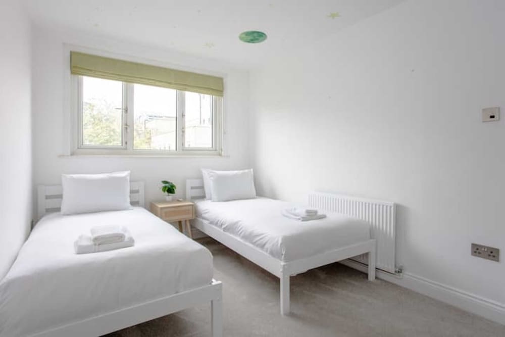 Spacious 3 Bedroom Apartment With Large Balcony