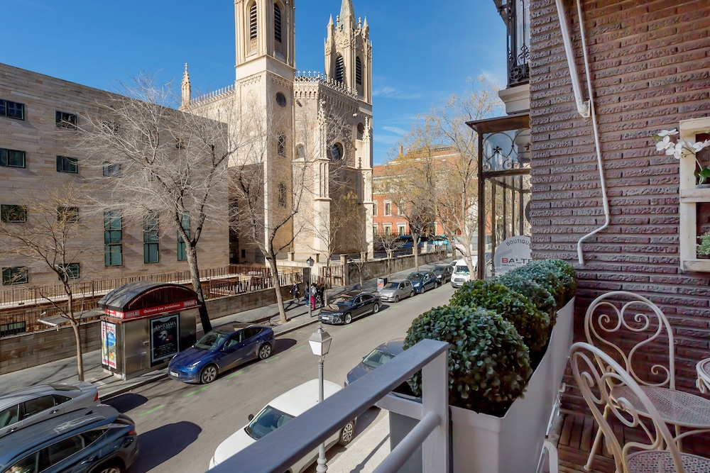 Bright 2 Bd Apartment in Front of Retiro Park Retiro II