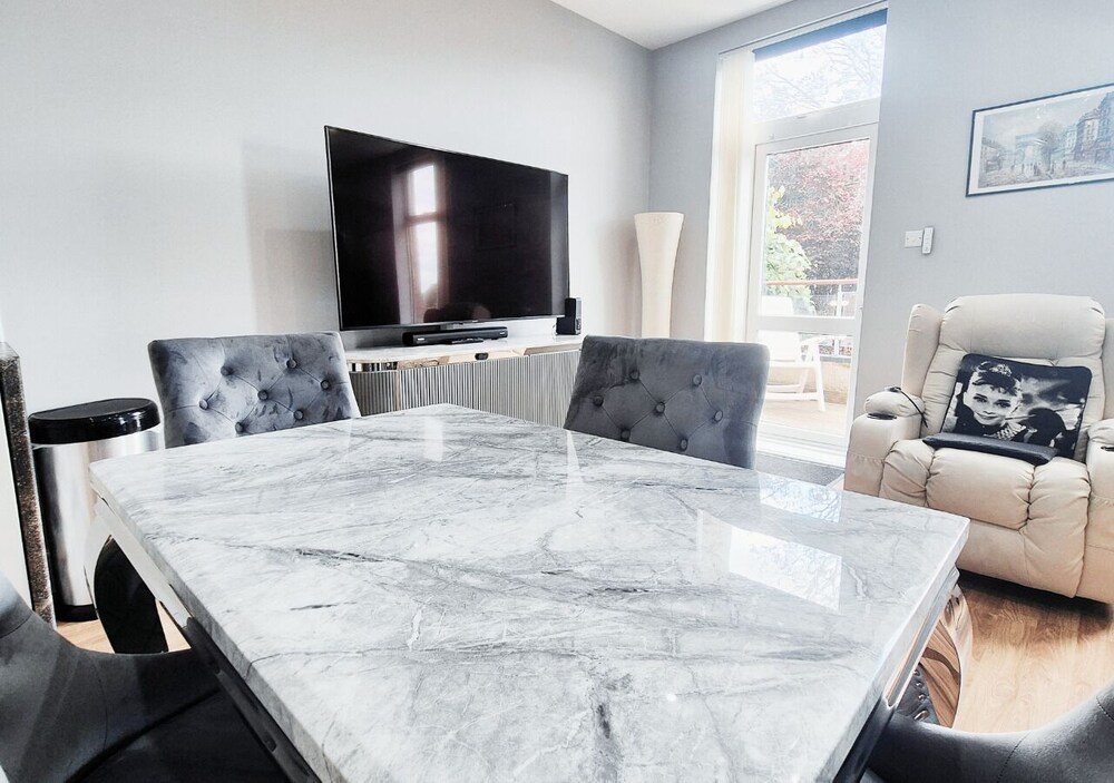 Stylish & Modern 2BR Flat