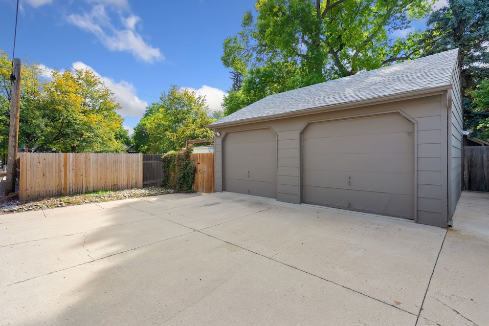 Shade Tree Bungalow Old Town, Yard & Garage