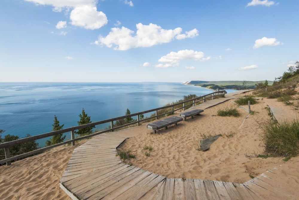 Empire Lakeshore Inn