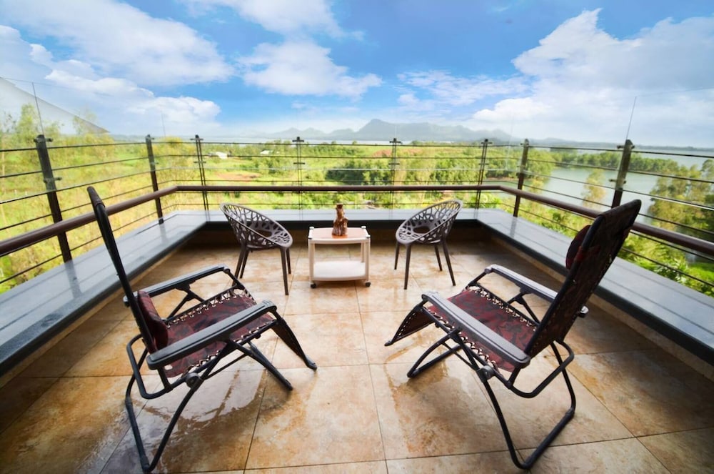 Stunning Views Rooftop Pool Lakefront Home view 2