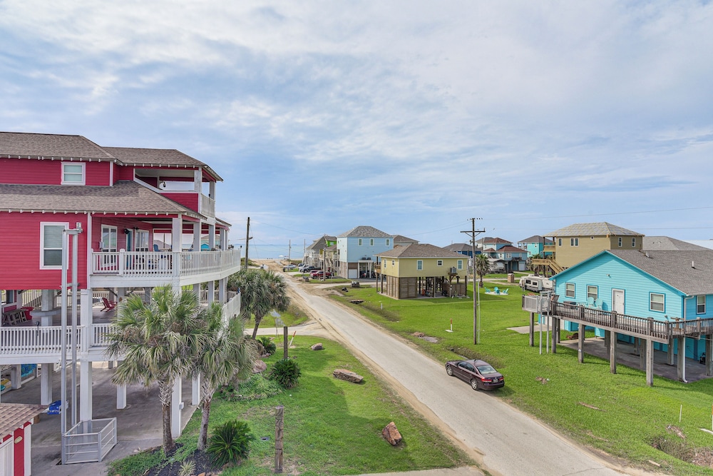 Walk to Gulf: Ocean-view Home in Crystal Beach!