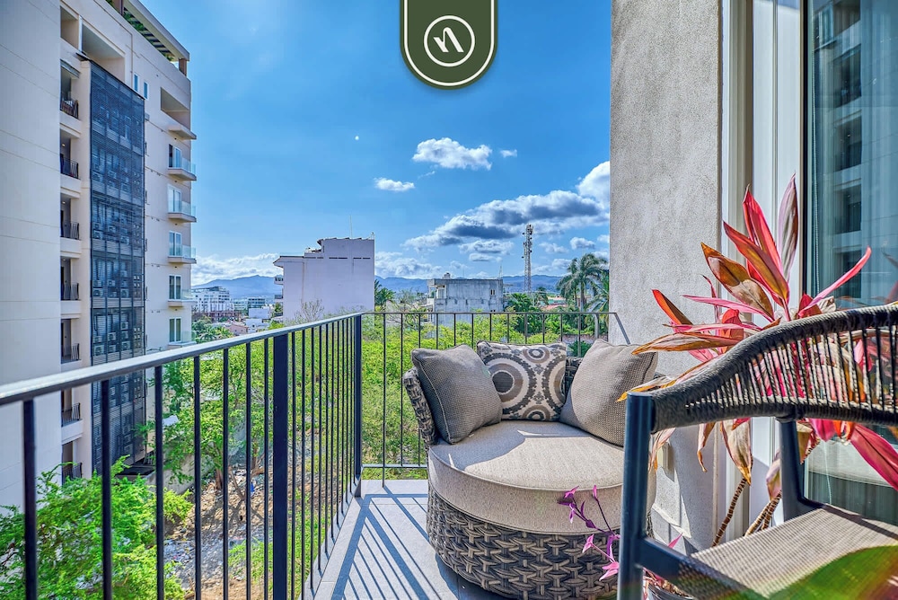 Centric 2BR Condo- Balcony - Rooftop Pool