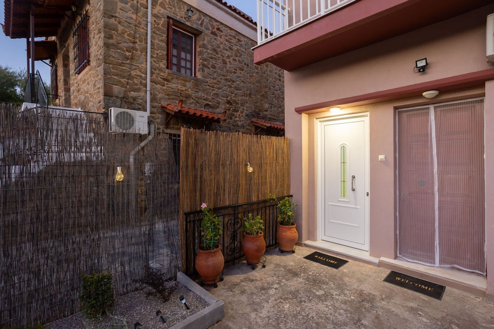Valira Stathmos Home - Rustic Charm Cottage W Garden