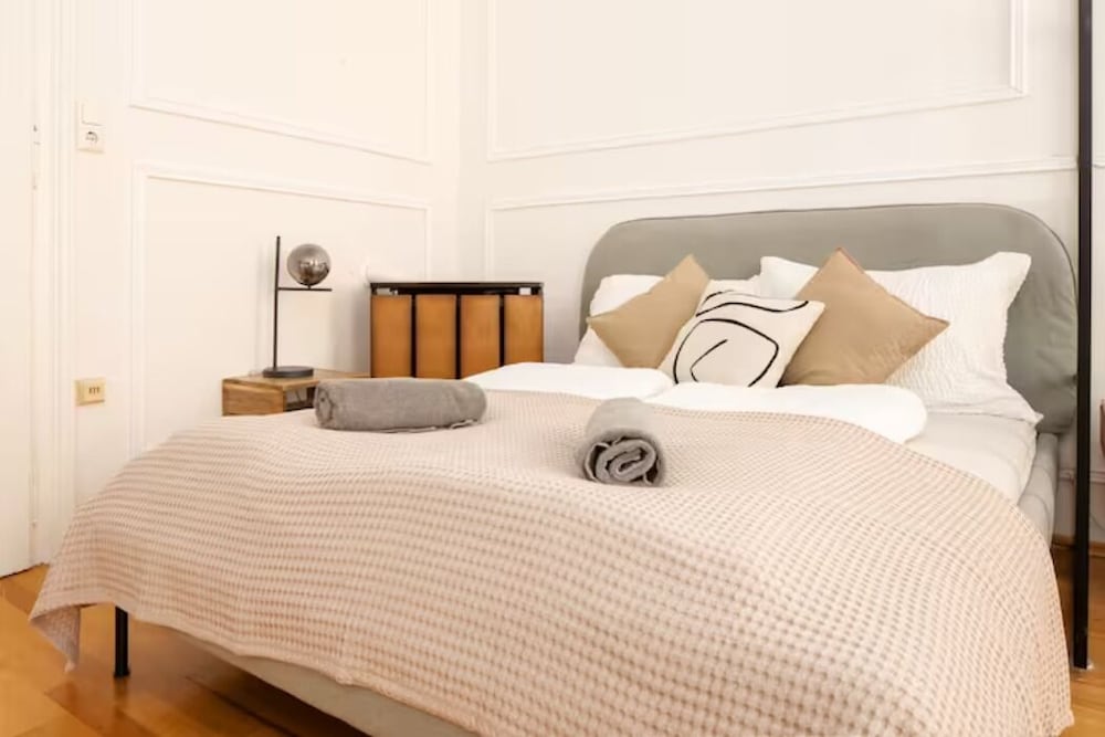 City Apartment - 5 min to Metro