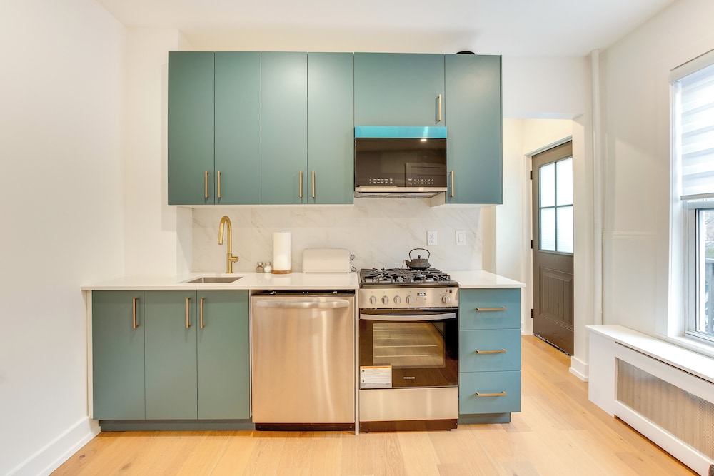 Centrally Located & Pet Friendly: Yonkers Studio!