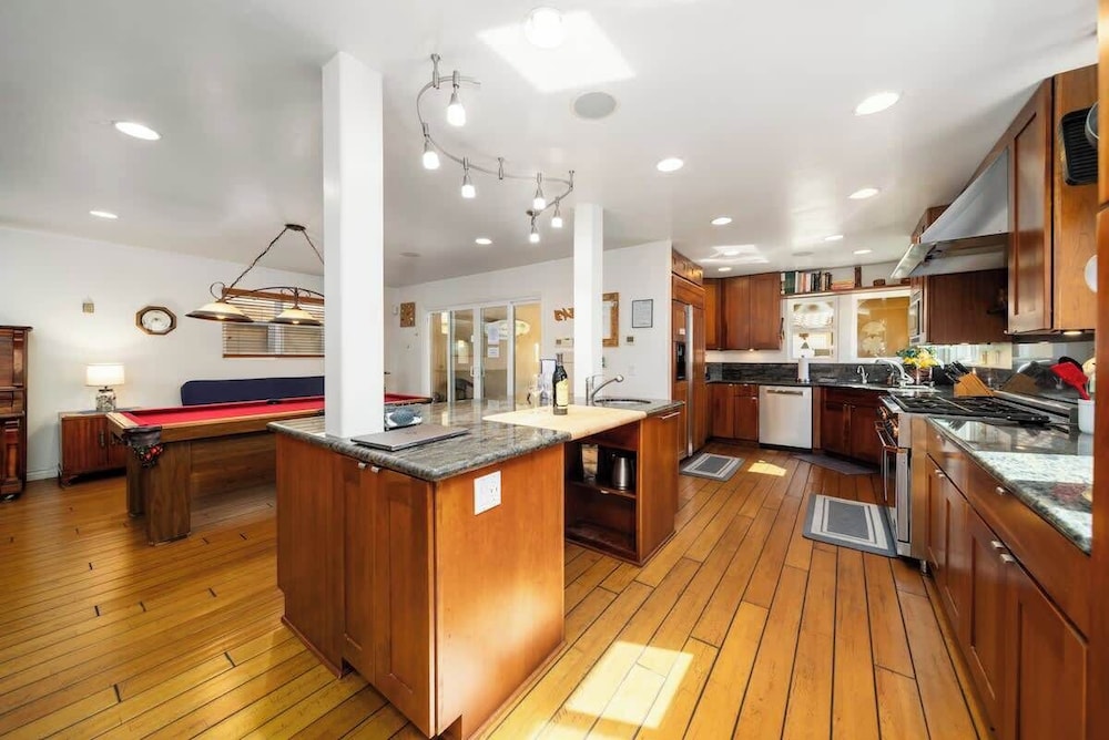 Hot Tub Ocean Views 3 Bedroom Private Home