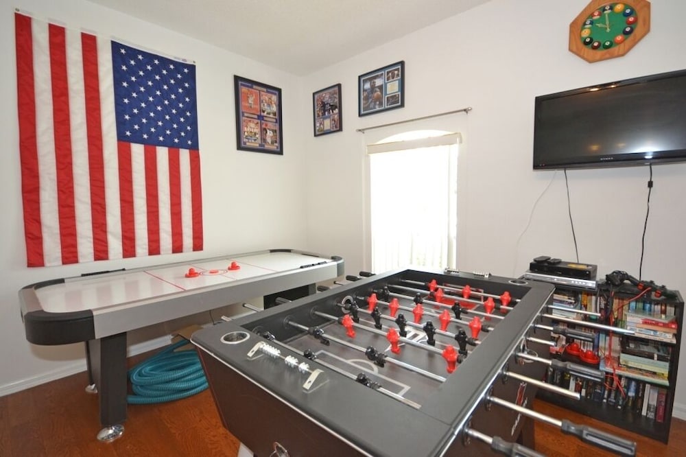 Beautiful 5 Bedroom Home With Large South-facing Pool