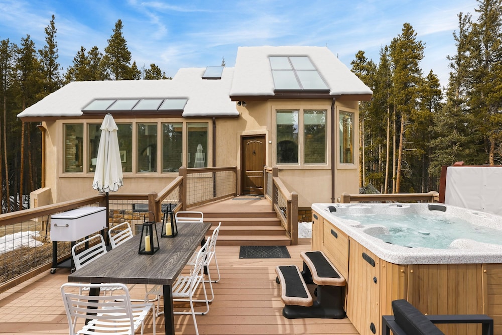 Treehouse by Avantstay Secluded Mountain Cabin w Views Hot Tub Treehouse