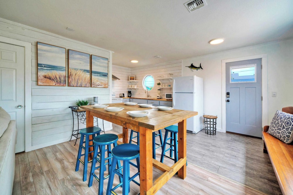 Dual Port A Cottages 2 Complete Homes Walk to the Beach + Patio Fully-equipped Kitchens