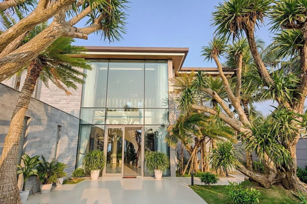Oceanfront Elegance: 7-br Villa in Luxury Resort